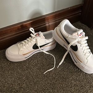 NIKE WOMENS COURT LEGACY LIFT SNEAKER - WHITE